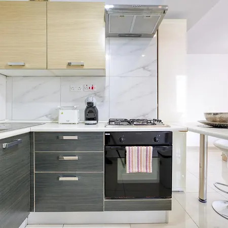 A Lovely Designer With Balcony In St' Julians By 360 Estates דירה