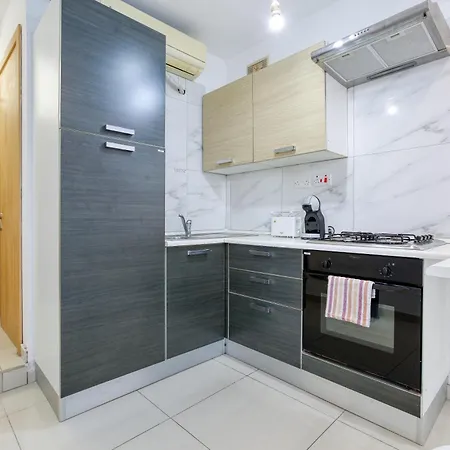 A Lovely Designer With Balcony In St' Julians By 360 Estates 아파트