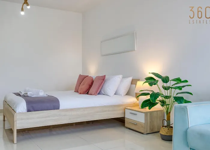 A Lovely Designer With Balcony In St' Julians By 360 Estates San Ġiljan